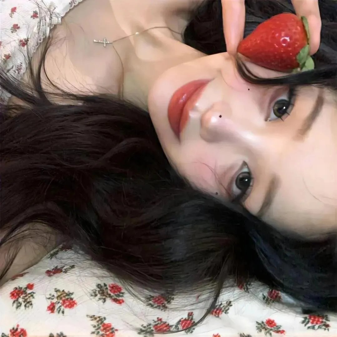 与红色中国人一起看电视